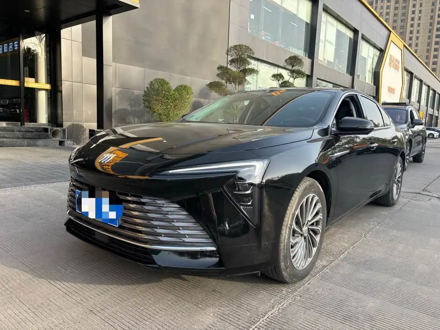 بيوك لاكروس 2023 28T بريميوم