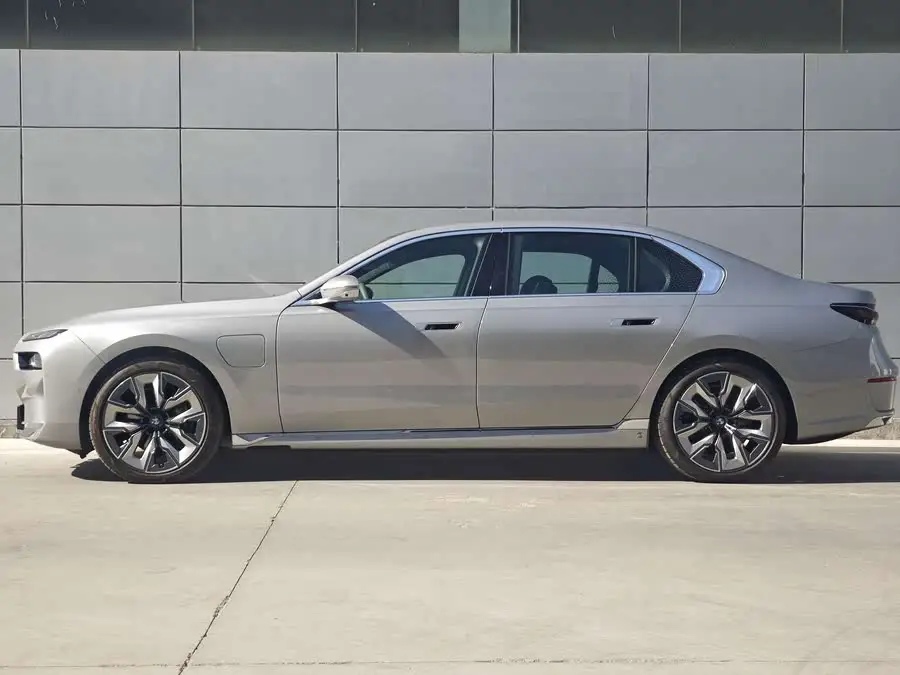 BMW i7 2023 xDrive60L Luxury Package