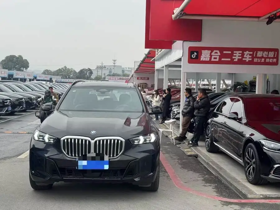 بي إم دبليو X5 2023 xDrive 40Li حزمة الرياضة M