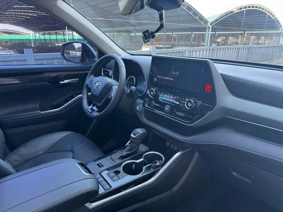 هايلاندر 2022 هايبرد 2.5 لتر دفع رباعي بريميوم 7 مقاعد