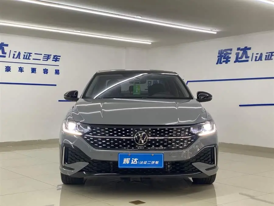 لافيدا 2023 300TSI DSG إصدار الأبد النجمي