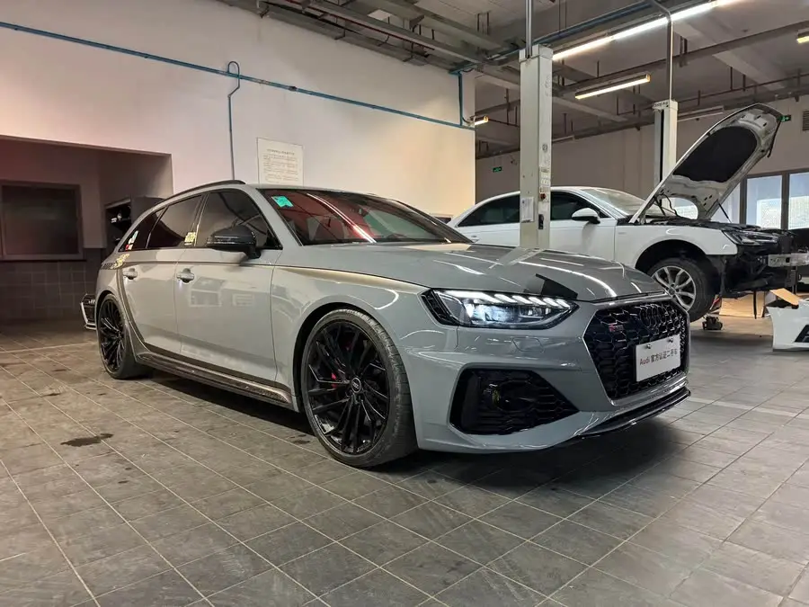 أودي RS 4 2023 RS4 أفانت إصدار بلاك