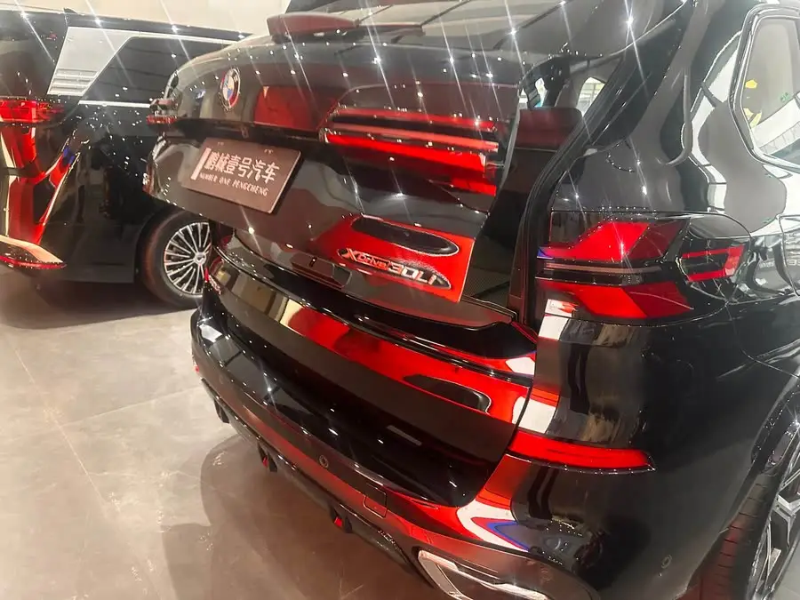بي إم دبليو X5 2023 xDrive 30Li حزمة M الرياضية سوداء الليل