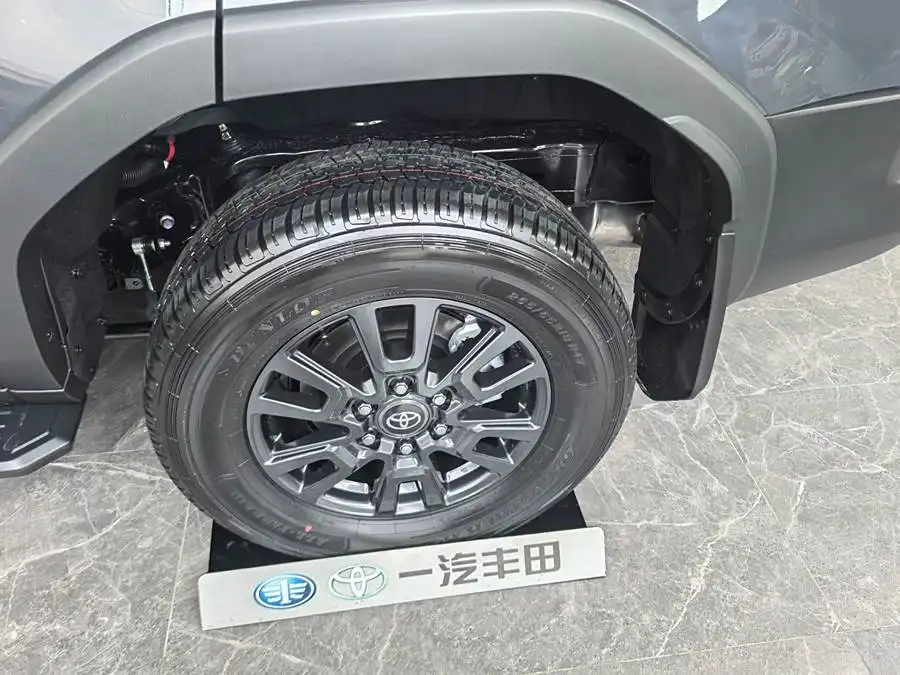 برادو 2024 2.4T نسخة TX الشاملة 5 مقاعد