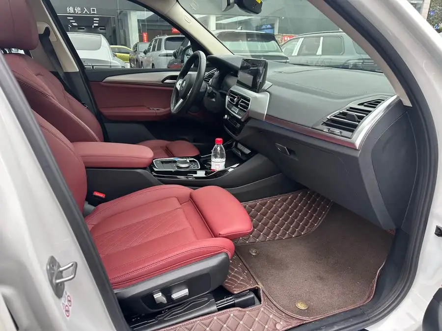 بي إم دبليو iX3 2023 إصدار رائد