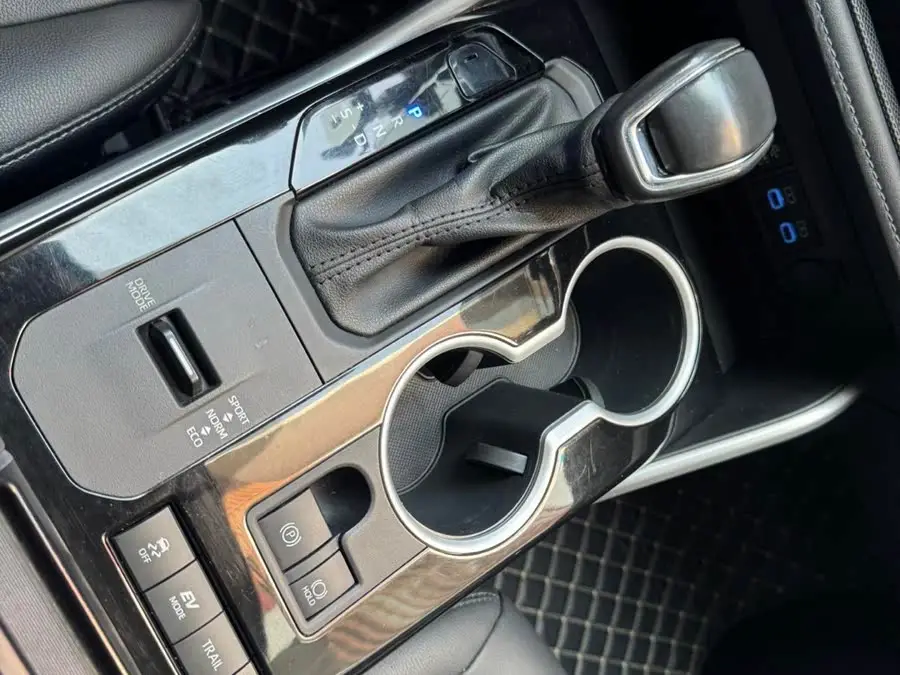 هايلاندر 2022 موديل هايبرد 2.5 لتر دفع رباعي فئة مميزة 7 مقاعد