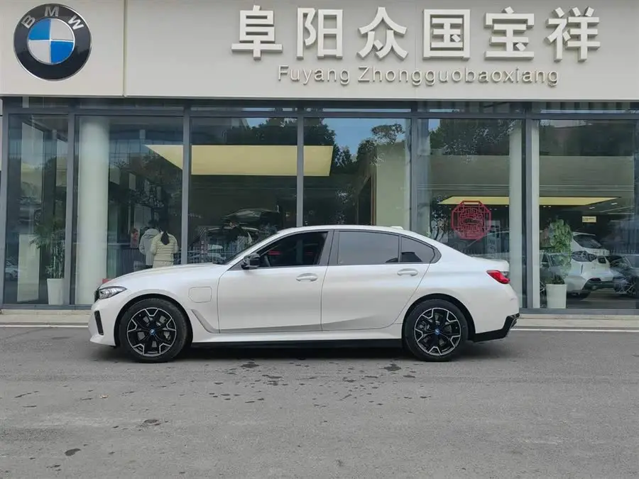 بي إم دبليو i3 2023 eDrive 40 L مجموعة ليلية