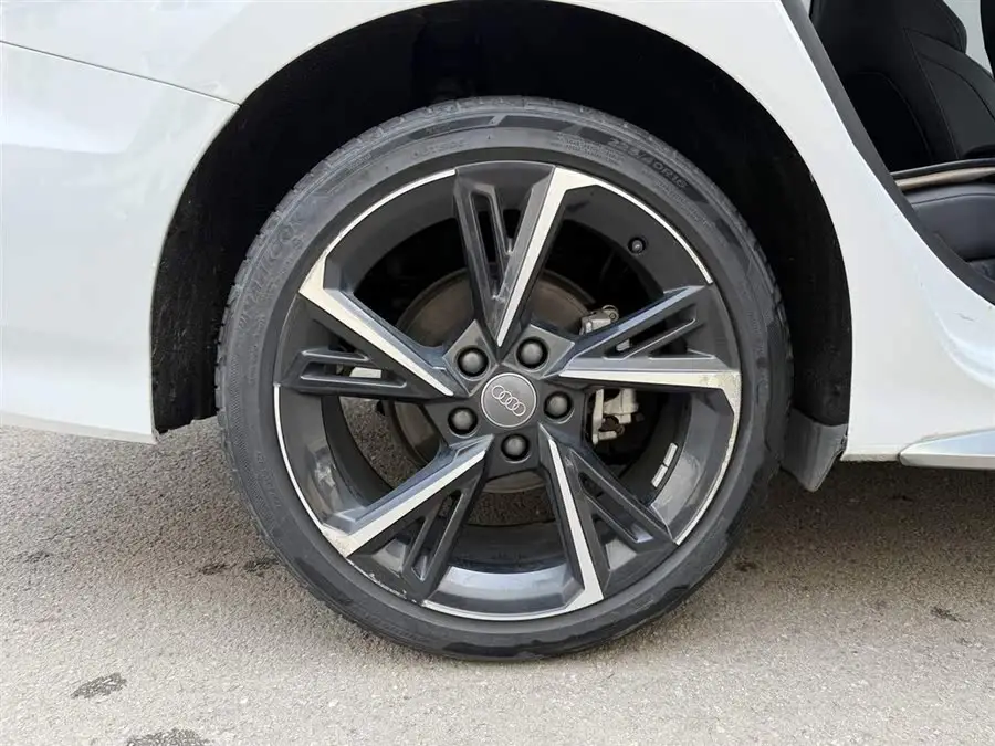 أودي A3 طراز 2021 A3L ليموزين 35 TFSI النسخة الرياضية العصرية