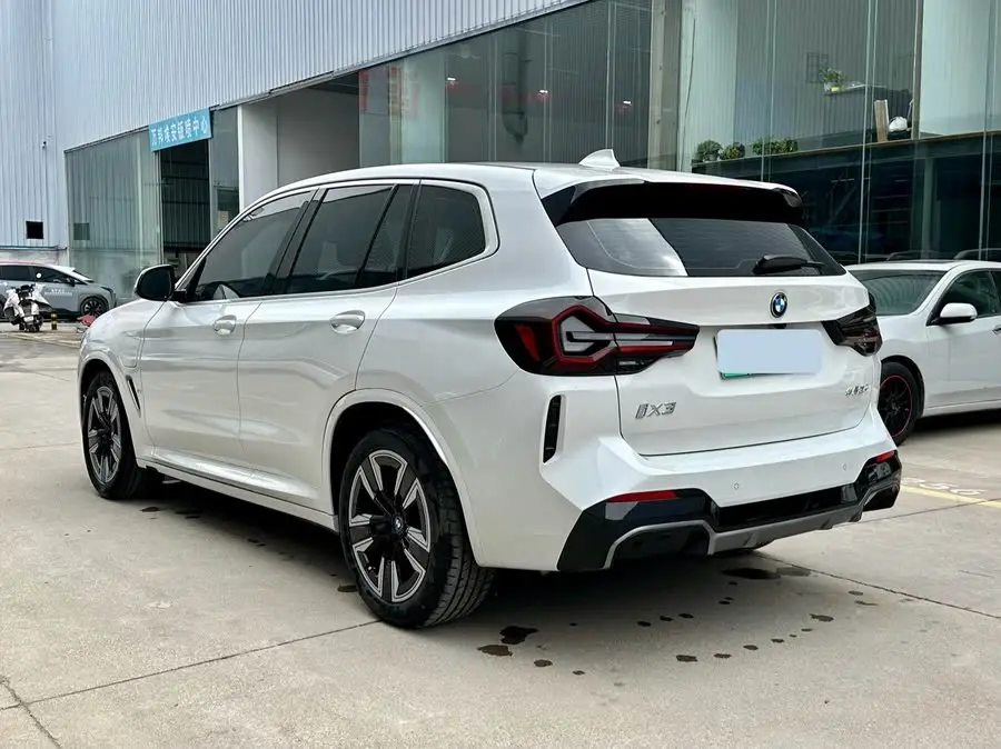 بي إم دبليو iX3 2024 طراز رائد