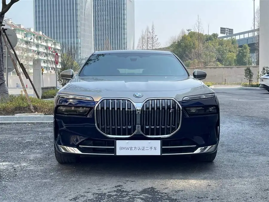 بي إم دبليو i7 2023 eDrive50L باقة الفخامة الحصرية