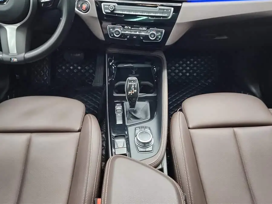 بي إم دبليو X1 2021 sDrive20Li نسخة الفخمة