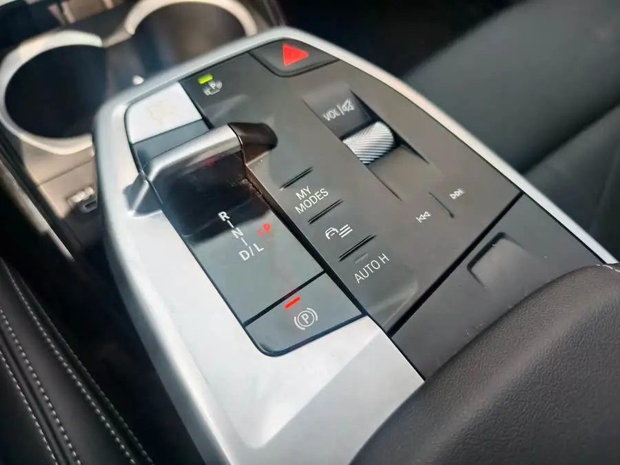 بي إم دبليو X1 2023 sDrive25Li حزمة تصميم X