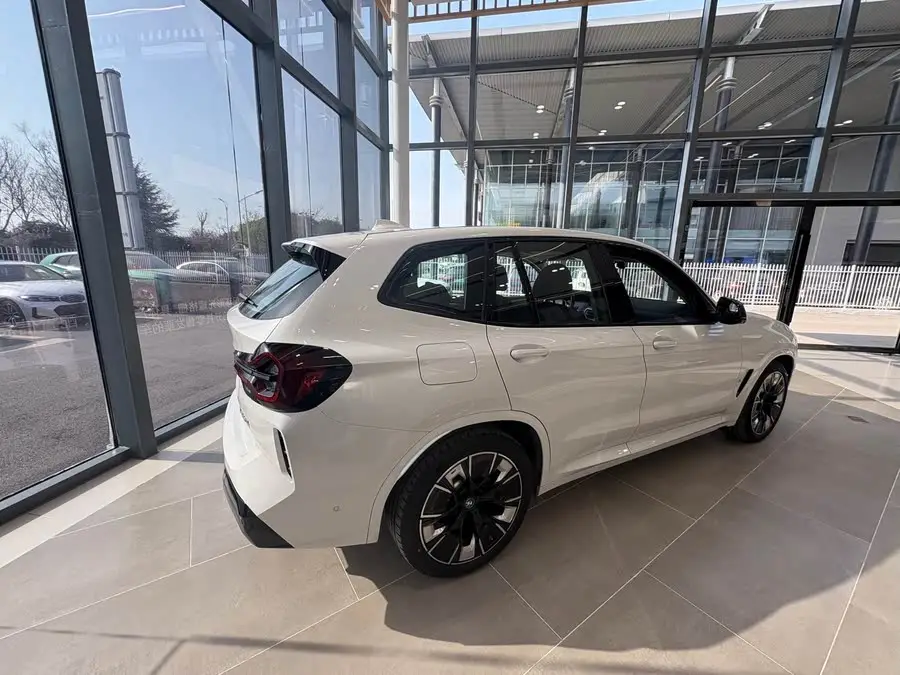 بي إم دبليو iX3 طراز 2023 الإصدار الرائد الإبداعي