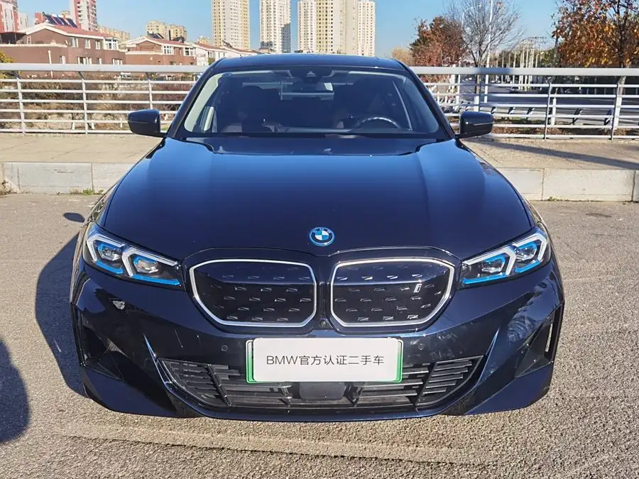 بي إم دبليو i3 2024 eDrive 40 L حزمة الرياضة الليلية