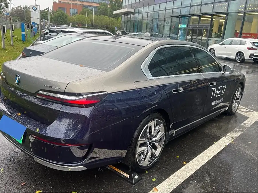 بي إم دبليو i7 2023 eDrive50L باقة فاخرة