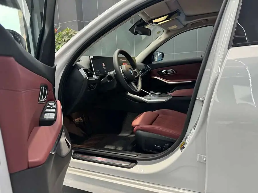 بي إم دبليو i3 2025 eDrive 40 L حزمة الرياضة الظلية