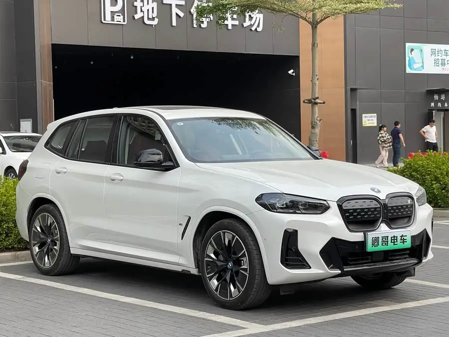 BMW iX3 2024 Leading Edition