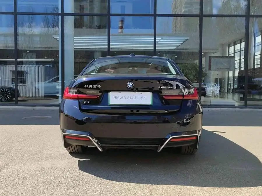 بي إم دبليو i3 2024 eDrive 40 L حزمة الرياضة الليلية