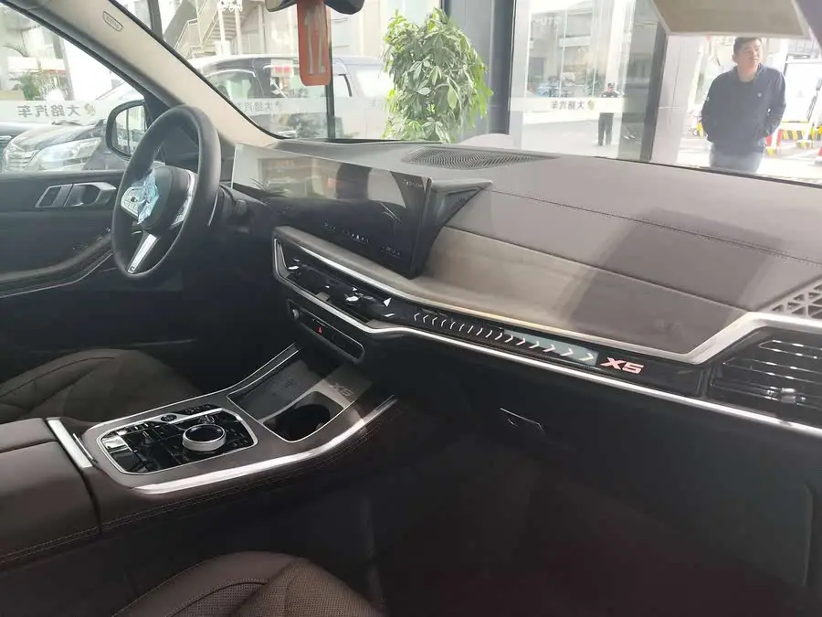 BMW X5 2023 xDrive 30Li M Sport Night Package