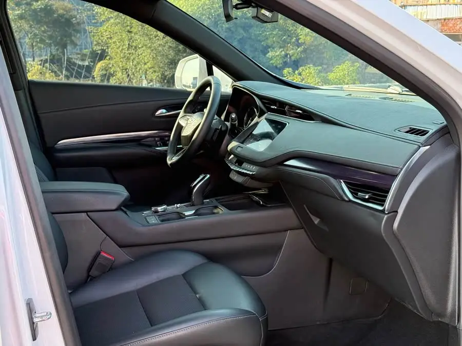 كاديلاك XT4 2022 28T دفع أمامي فاخر