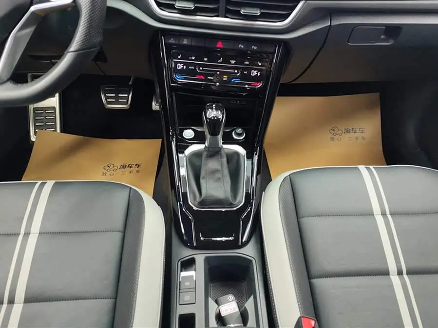 T-ROC 2023 300TSI DSG الدفع الثنائي إصدار ستارلايت