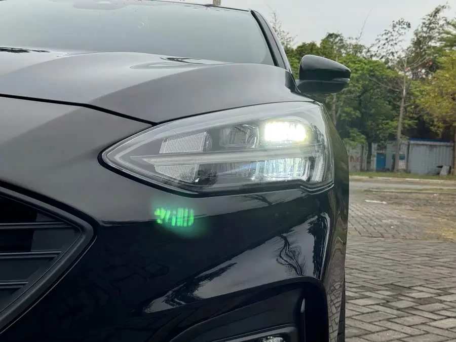 2021 فورد فوكس هاتشباك إيكوبوست 180 أوتوماتيكي ST لاين