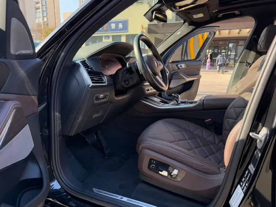 2022 بي إم دبليو X5 xDrive 40Li حزمة M الرياضية