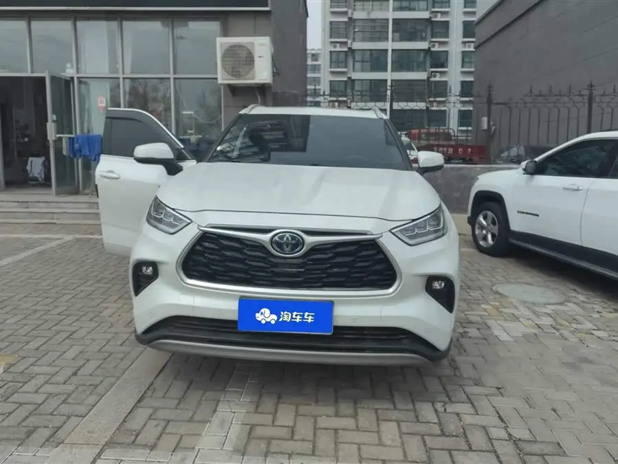 هاي لاندر 2022 هايبرد 2.5 لتر دفع رباعي بريميوم 7 مقاعد