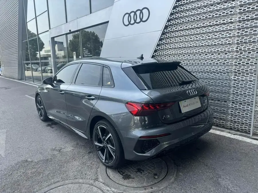 أودي A3 2023 سبورتباك 35 TFSI طراز رياضي أنيق