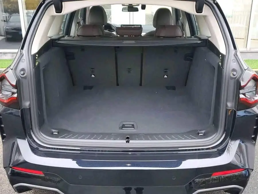 بي ام دبليو iX3 2024 النسخة الابتكارية