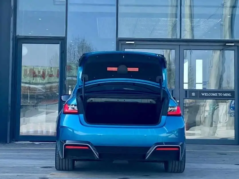 بي إم دبليو i3 2023 eDrive 40 L حزمة رياضية ليلية