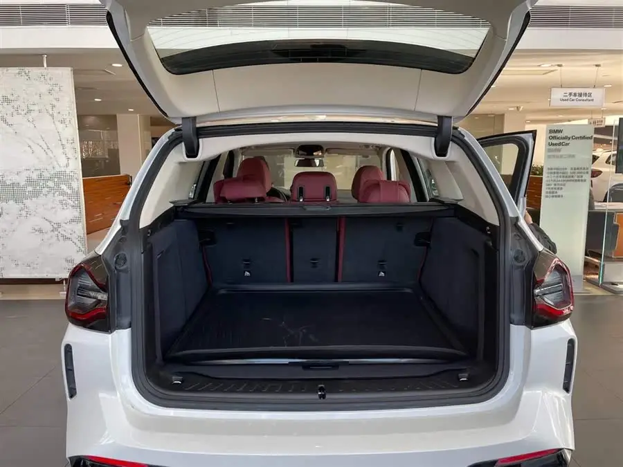 بي إم دبليو iX3 2023 طراز القيادة