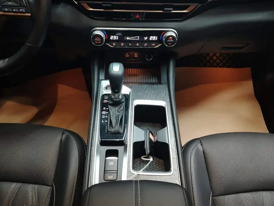 تينلاي 2024 2.0L SV إصدار الذهب الأسود