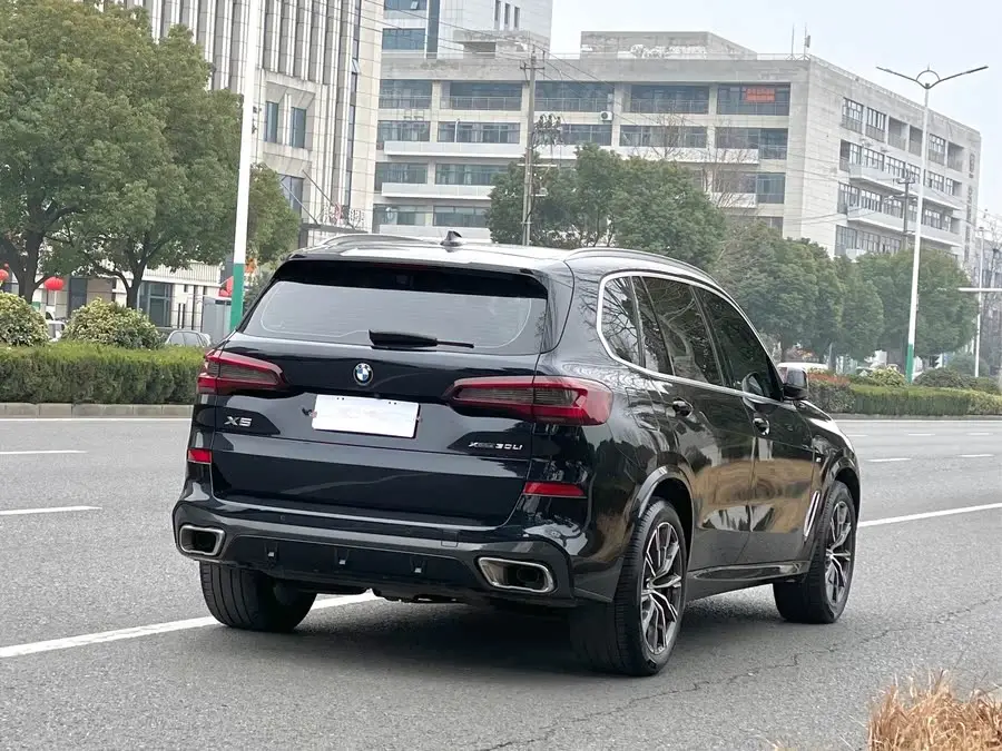 بي إم دبليو X5 2022 طراز Facelift xDrive 30Li باقة M الرياضية الفاخرة