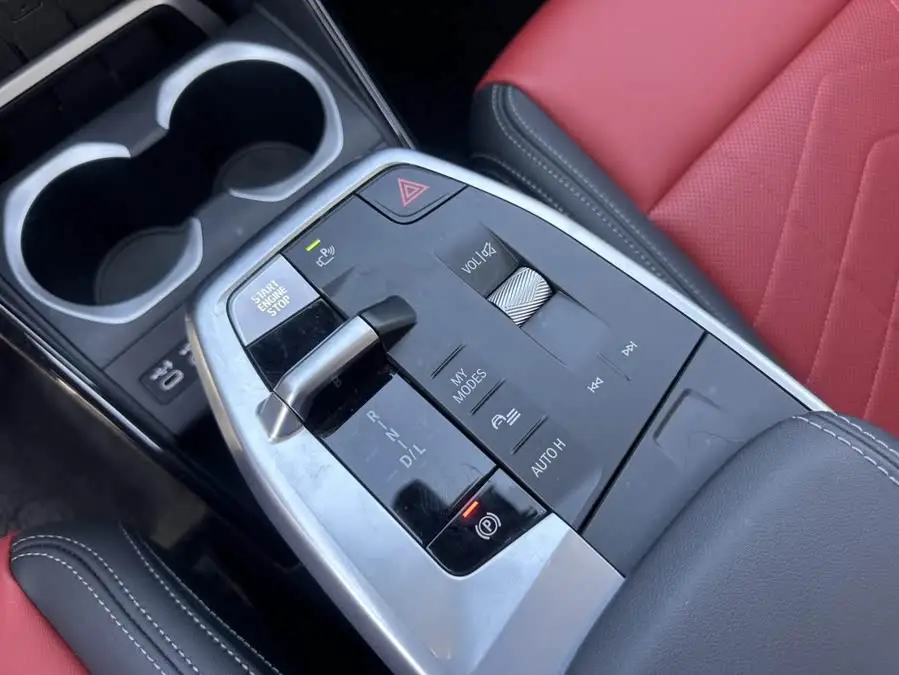 بي إم دبليو X1 2024 xDrive25Li حزمة تصميم X