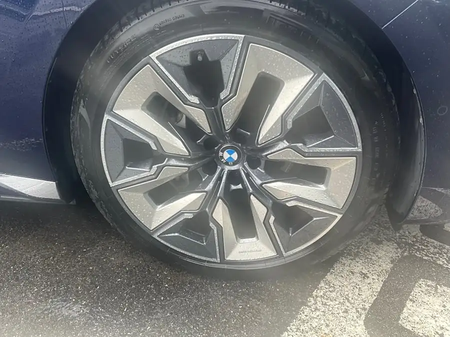 بي إم دبليو i7 2023 eDrive50L باقة فاخرة