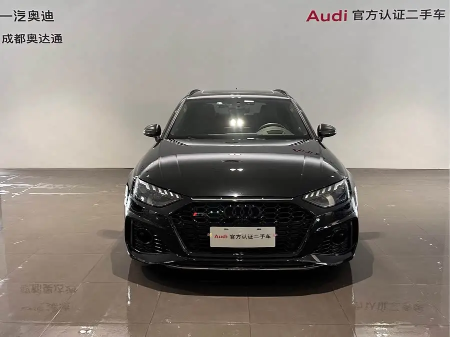 أودي RS 4 2023 RS4 أفانت إصدار الذهب الداكن