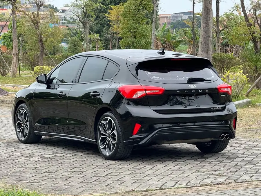 2021 فورد فوكس هاتشباك إيكوبوست 180 أوتوماتيكي ST لاين