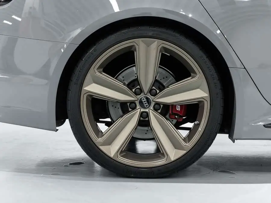 أودي RS 4 2023 RS4 أفانت النسخة الذهبية الداكنة