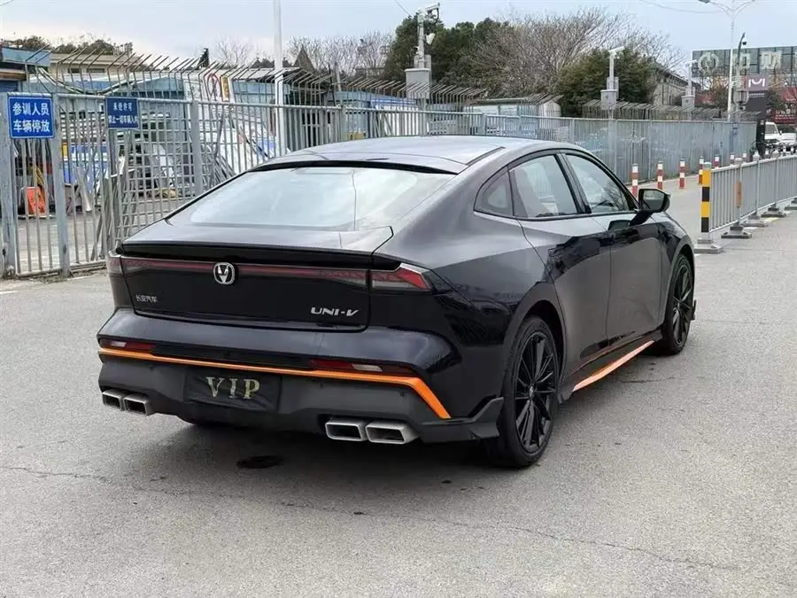 شانجان UNI-V 2024 1.5T النموذج الرياضي الفاخر