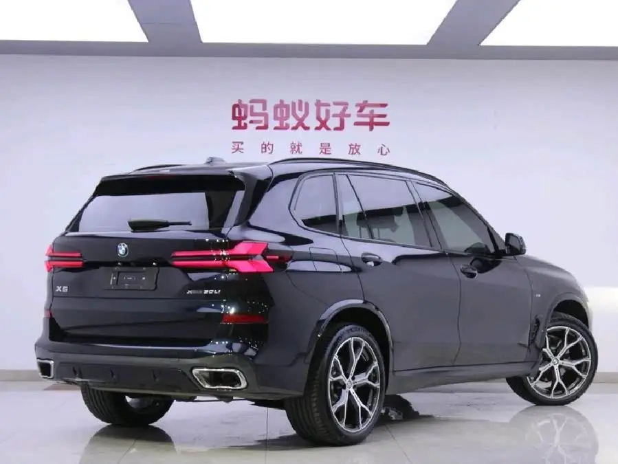 بي إم دبليو X5 2023 xDrive 30Li باقة M الرياضية الفاخرة ذات اللون الأسود الليلي