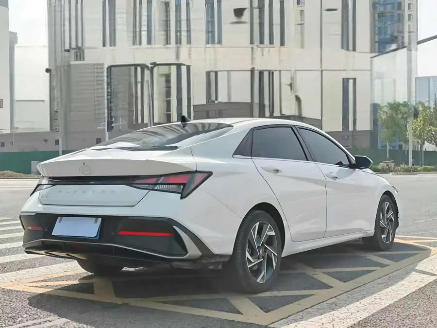 Elantra 2023 1.5L CVT LUX Premium Edition