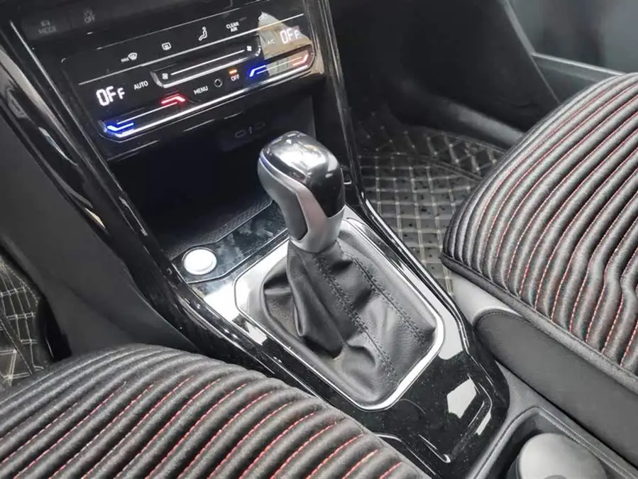 T-ROC 2023 موديل 300TSI DSG دفع ثنائي نسخة تشوانغ جوانغ