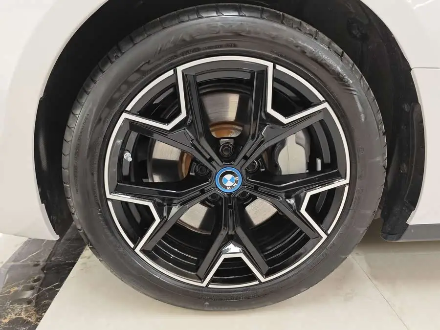 بي إم دبليو i3 2023 eDrive 40 L مجموعة الليل