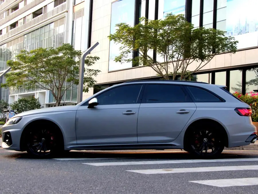 أودي RS 4 2023 RS4 أفانت إصدار بلاك