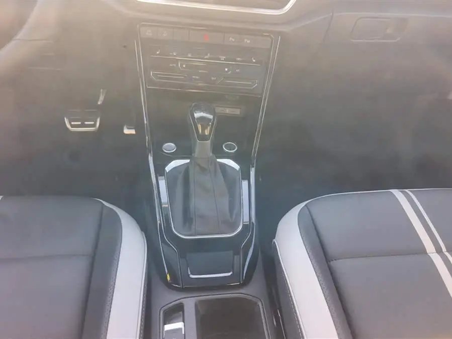 T-ROC 2024 طراز 300TSI DSG دفع ثنائي إصدار ستارلايت