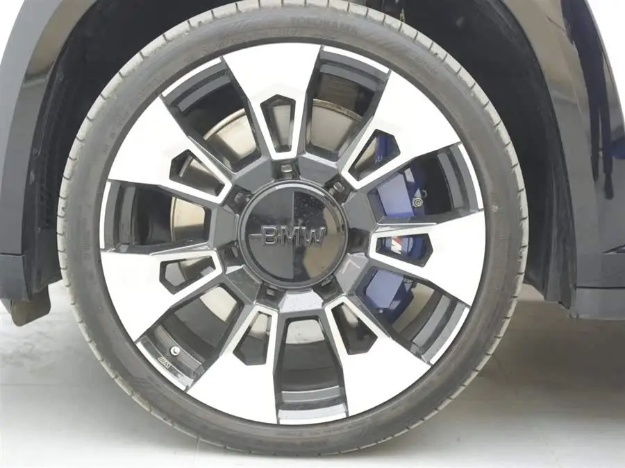 بي إم دبليو XM 2023 الطراز الأساسي