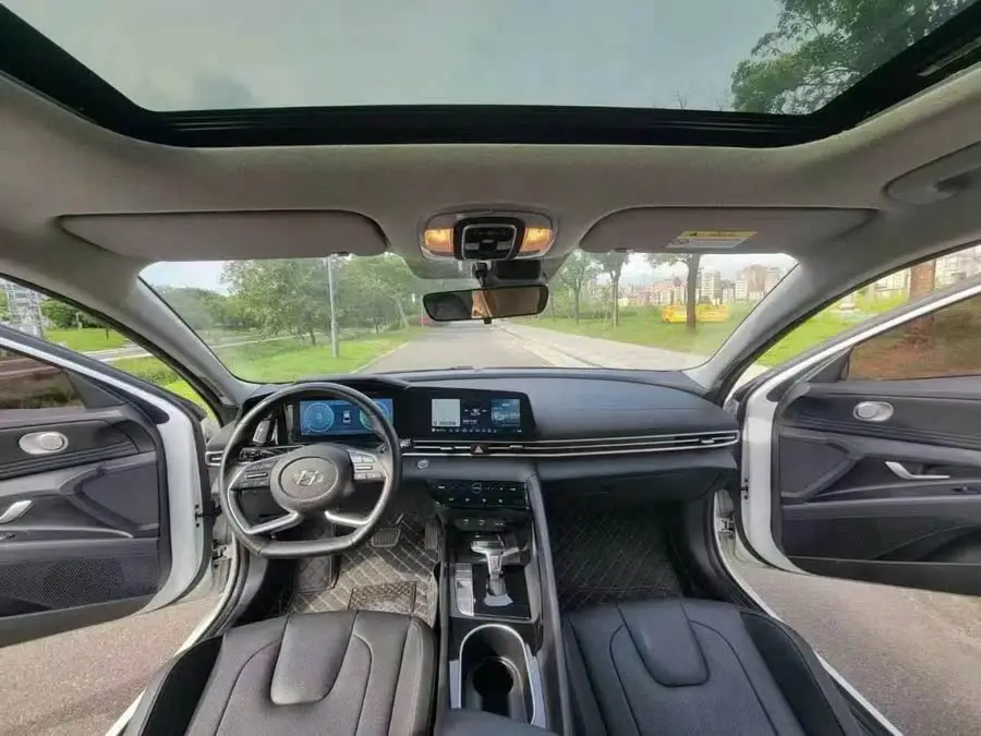 Elantra 2022 1.5L CVT LUX Premium Edition