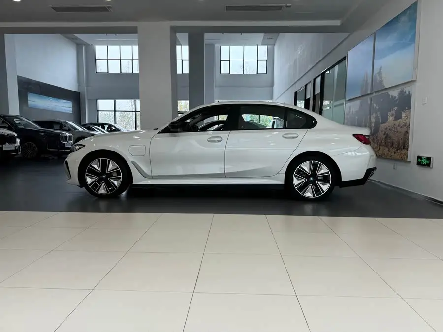 بي إم دبليو i3 2023 eDrive 40 L حزمة الرياضة الليلية