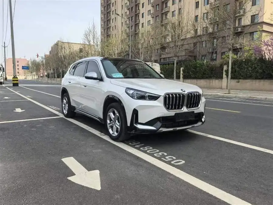 بي إم دبليو X1 2023 sDrive20Li حزمة التصميم X